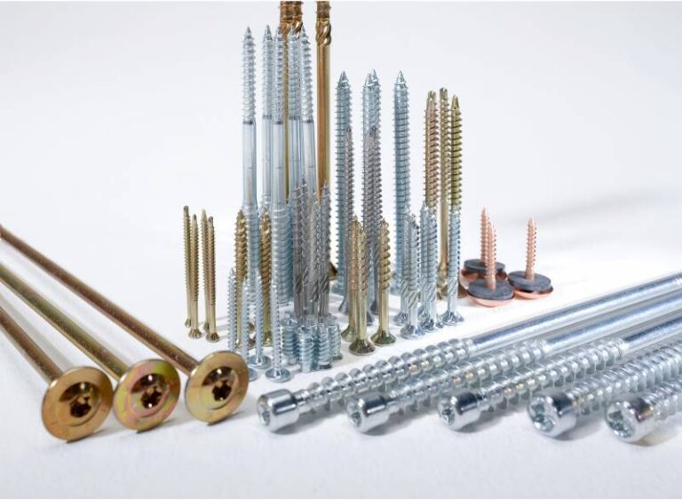 Screws of different lengths are neatly arranged.