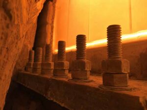 Boulons en acier inoxydable 310S en service à l'intérieur d'un four industriel à 1100 degrés Celsius